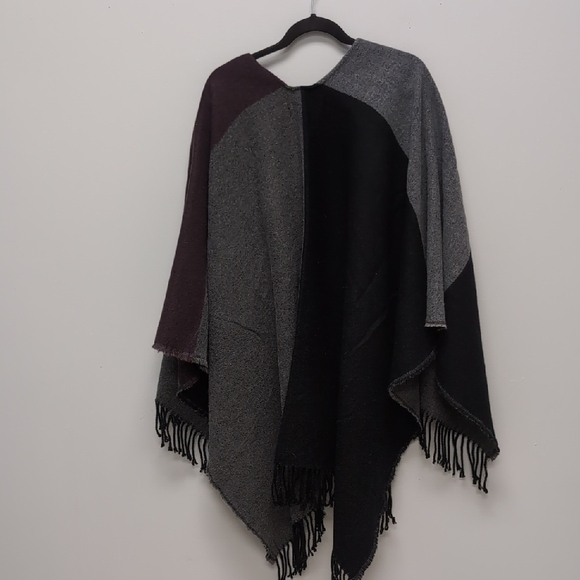 EUC Love & Lore Black, Plum and Gray Poncho. One Size - Picture 4 of 4
